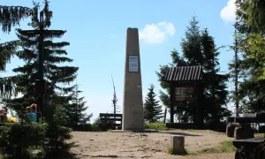 Na szczycie Turbacz, 1310 m n.p.m., wśród drzew, stoi obelisk z tablicą. To piękne góry!