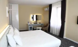 Przytulny pokój hotelowy z dużym łóżkiem, biurkiem, minibarem i klimatyzacją. Sprawdź, ile kosztuje nocleg w tym miejscu.