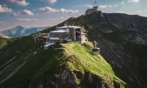 Kasprowy Wierch, z jego imponującą wysokością, wita kolejką linową i budynkami na szczycie.