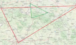 Mapa pokazuje, gdzie są góry izerskie, zaznaczone zielonym trójkątem między Libercem a Jelenią Górą, z wierzchołkami w Polsce i Czechach.