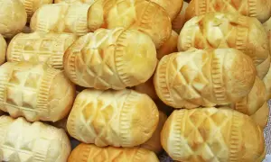 Góralskie oscypki, tradycyjne towary z bacówki, kuszą swoim wyglądem i smakiem.