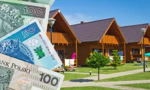 Polskie banknoty i drewniane domki letniskowe. Zastanawiasz się, gdzie szukać noclegu?