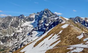 Tatry wiosną: szlaki częściowo pokryte śniegiem, widoczne grupy turystów. Jakie warunki na szlakach w Tatrach?