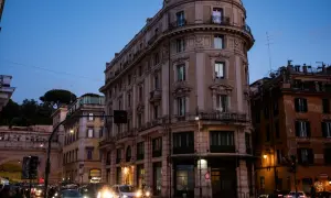 Wieczorny Rzym, ruchliwe skrzyżowanie. Zastanawiasz się, gdzie najlepiej nocleg w Rzymie? To miasto oferuje wiele opcji.