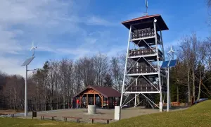 Wieża widokowa i bacówka na Brzance, Jodłówka Tuchowska. Obok wiatrak i panele słoneczne.