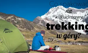Co spakować na kilkudniowy trekking w góry? Rozstawiony namiot, turysta w górskim krajobrazie.