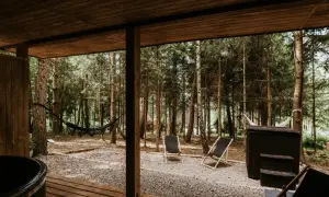 Relaks w lesie: leżaki, hamak i jacuzzi. Idealne miejsce, gdzie szukać tanich noclegów w otoczeniu natury.
