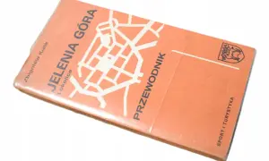 Przewodnik "Jelenia Góra co zobaczyć" autorstwa Zbigniewa Kulika. Na okładce mapa miasta i herb.