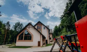 Idealne miejsce na babia góra gdzie nocleg. Dwa domy z placem zabaw, otoczone lasem, zapraszają na wypoczynek.