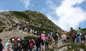 Tłum turystów wspina się na Giewont. Ile czasu zajmuje wejście na Giewont? Zależy od kondycji i pogody, ale widok jest wart wysiłku!