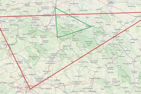 Mapa pokazuje, gdzie są góry izerskie, zaznaczone zielonym trójkątem między Libercem a Jelenią Górą, z wierzchołkami w Polsce i Czechach.