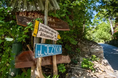 Drewniane drogowskazy wskazują drogę do schroniska górskiego bacówka pod Bereśnikiem.