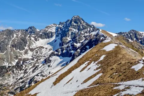 Tatry wiosną: szlaki częściowo pokryte śniegiem, widoczne grupy turystów. Jakie warunki na szlakach w Tatrach?