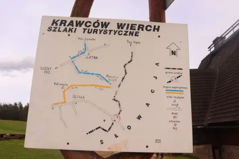 Mapa szlaków turystycznych Krawców Wierch. Znajduje się tu bacówka, schronisko i drogi.