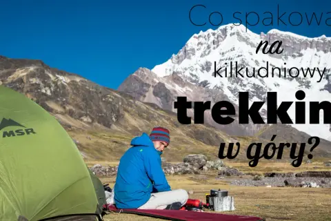 Co spakować na kilkudniowy trekking w góry? Rozstawiony namiot, turysta w górskim krajobrazie.