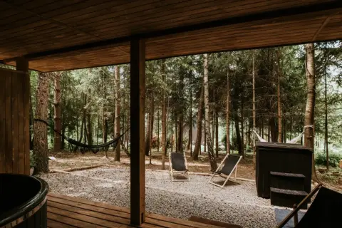 Relaks w lesie: leżaki, hamak i jacuzzi. Idealne miejsce, gdzie szukać tanich noclegów w otoczeniu natury.