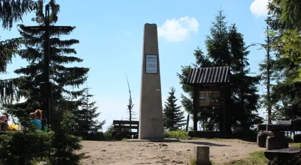 Na szczycie Turbacz, 1310 m n.p.m., wśród drzew, stoi obelisk z tablicą. To piękne góry!