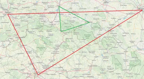 Mapa pokazuje, gdzie są góry izerskie, zaznaczone zielonym trójkątem między Libercem a Jelenią Górą, z wierzchołkami w Polsce i Czechach.