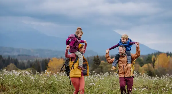 Rodzina na spacerze po jesiennych Tatrach. Idealny szlak w Zakopanem z dzieckiem to taki, gdzie maluchy siedzą na barana, podziwiając widoki.