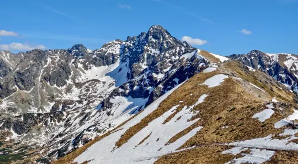 Tatry wiosną: szlaki częściowo pokryte śniegiem, widoczne grupy turystów. Jakie warunki na szlakach w Tatrach?