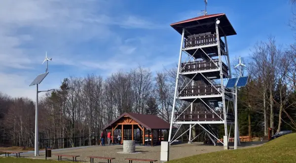 Wieża widokowa i bacówka na Brzance, Jodłówka Tuchowska. Obok wiatrak i panele słoneczne.