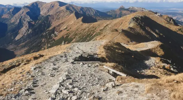 Kamienista ścieżka w Tatrach, idealna na wędrówkę. Zastanawiasz się, jakie szlaki warto zwiedzić w Zakopanem? Ten widok inspiruje!