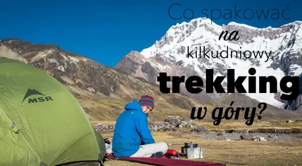 Co spakować na kilkudniowy trekking w góry? Rozstawiony namiot, turysta w górskim krajobrazie.