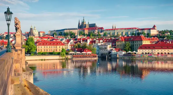 Widok na Pragę z mostu, z zamkiem na wzgórzu. Zastanawiasz się, ile kosztuje nocleg w Pradze?