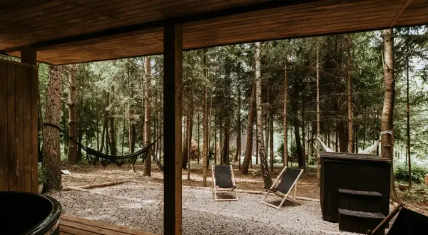 Relaks w lesie: leżaki, hamak i jacuzzi. Idealne miejsce, gdzie szukać tanich noclegów w otoczeniu natury.