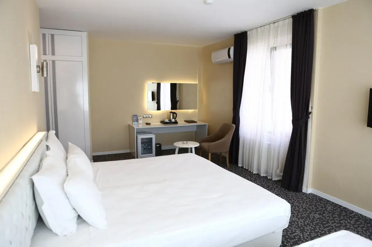 Przytulny pokój hotelowy z dużym łóżkiem, biurkiem, minibarem i klimatyzacją. Sprawdź, ile kosztuje nocleg w tym miejscu.