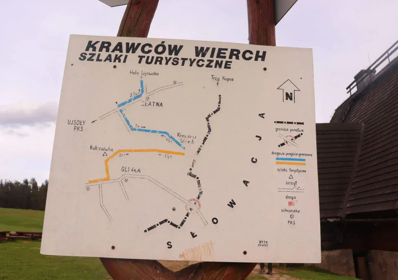 Mapa szlaków turystycznych Krawców Wierch. Znajduje się tu bacówka, schronisko i drogi.