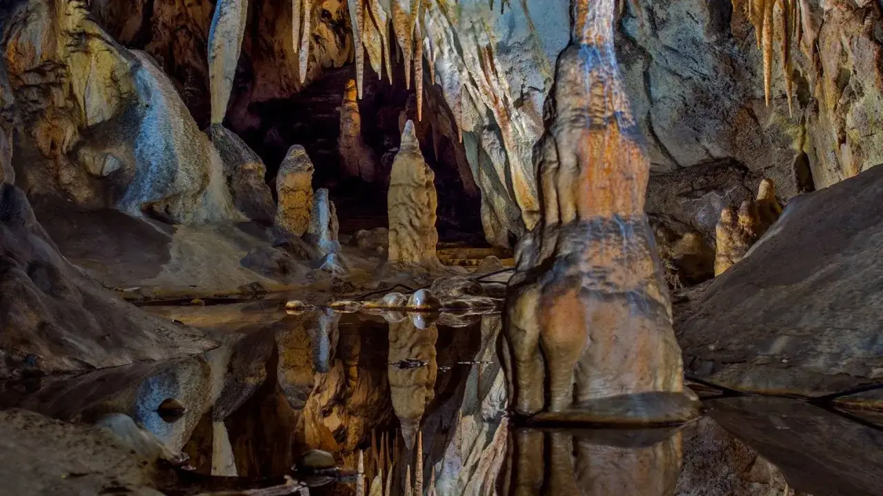Podziemne cuda G&oacute;r Świętokrzyskich: stalaktyty, stalagmity i odbicia w wodzie tworzą magiczny krajobraz. Co zobaczyć w jaskiniach?