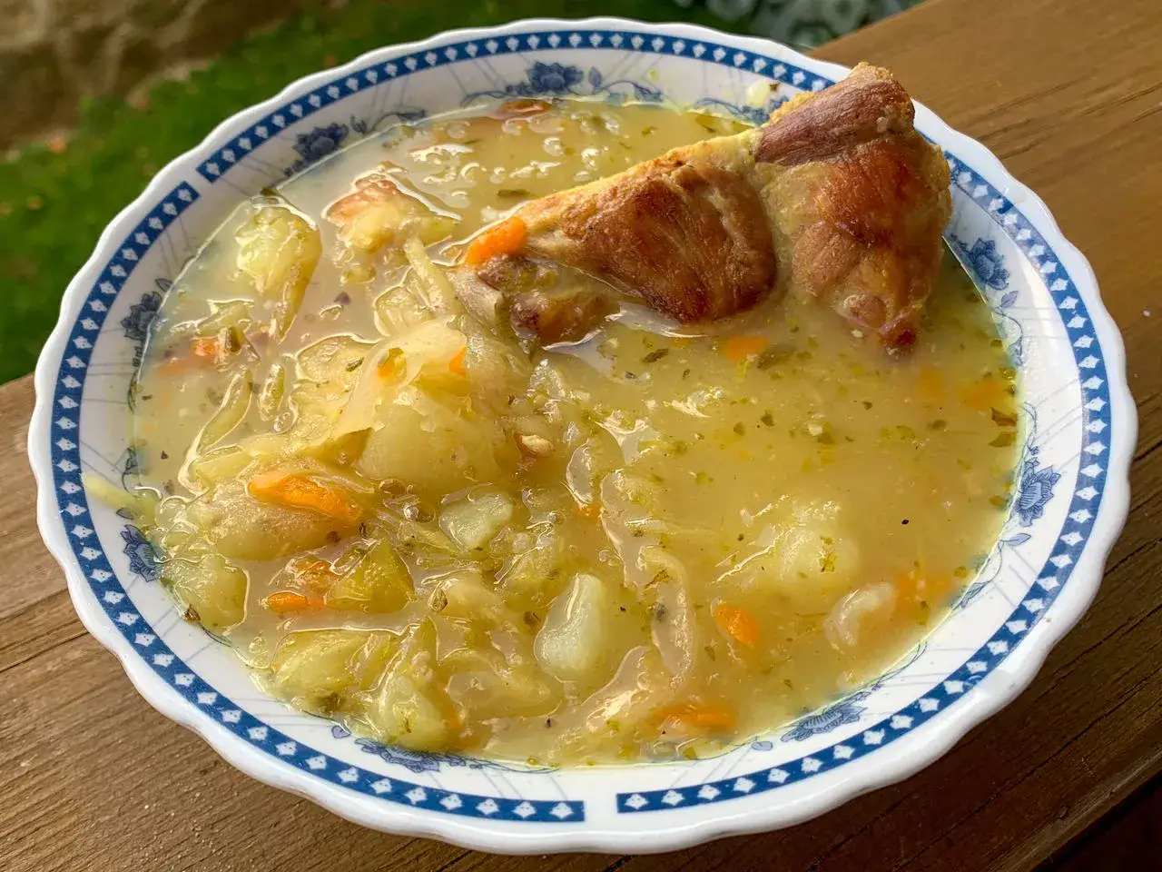 Gęsta zupa z kapusty z kawałkiem mięsa, ziemniakami i marchewką. Pyszna pozycja z restauracja bacówka menu.