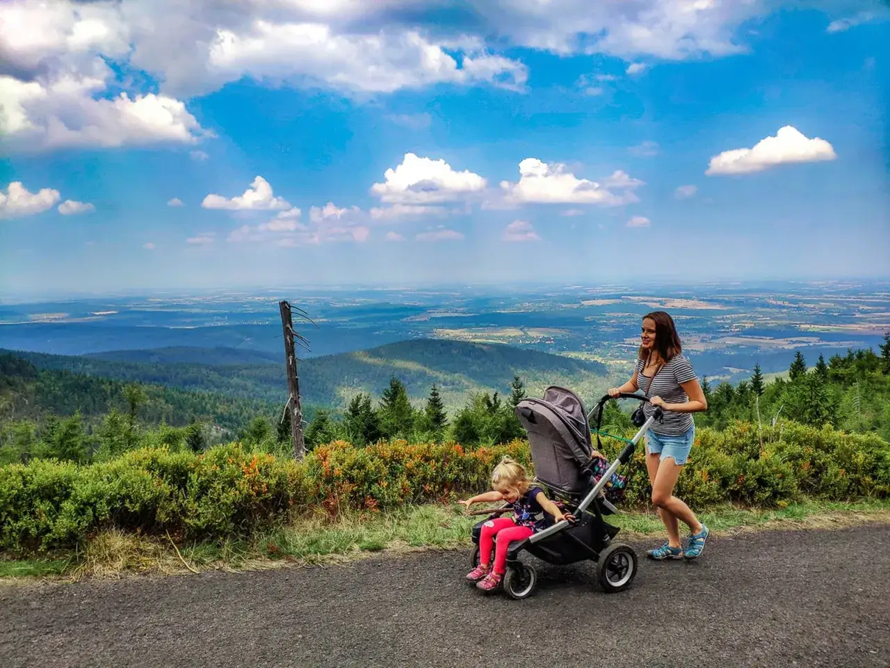 Mama z dwulatką w wózku podziwia krajobraz. Idealne miejsce, gdzie w góry z dzieckiem 2 letnim.