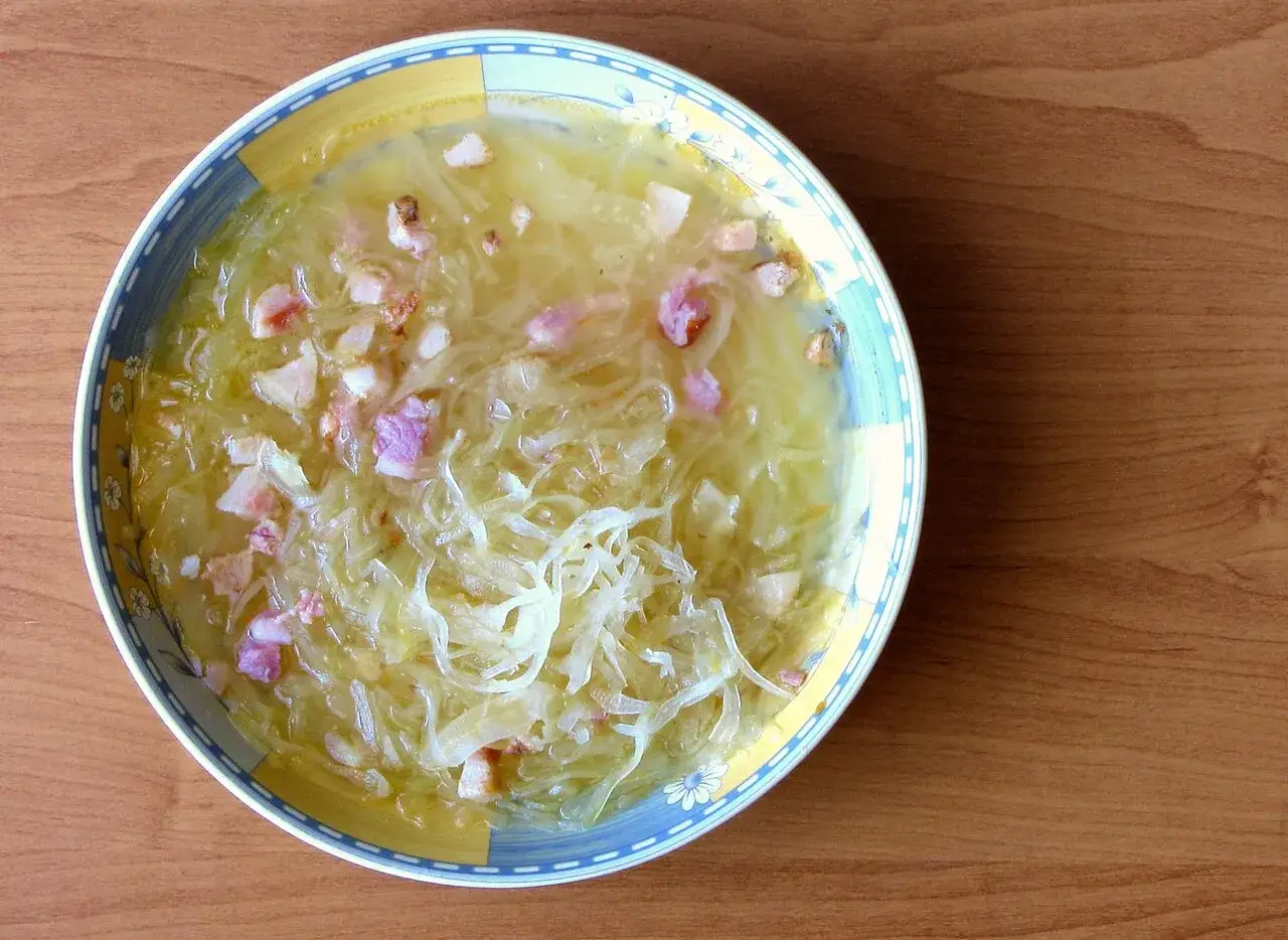 Zupa kapuśniak z boczkiem, danie z restauracji bacówka menu, wygląda apetycznie.