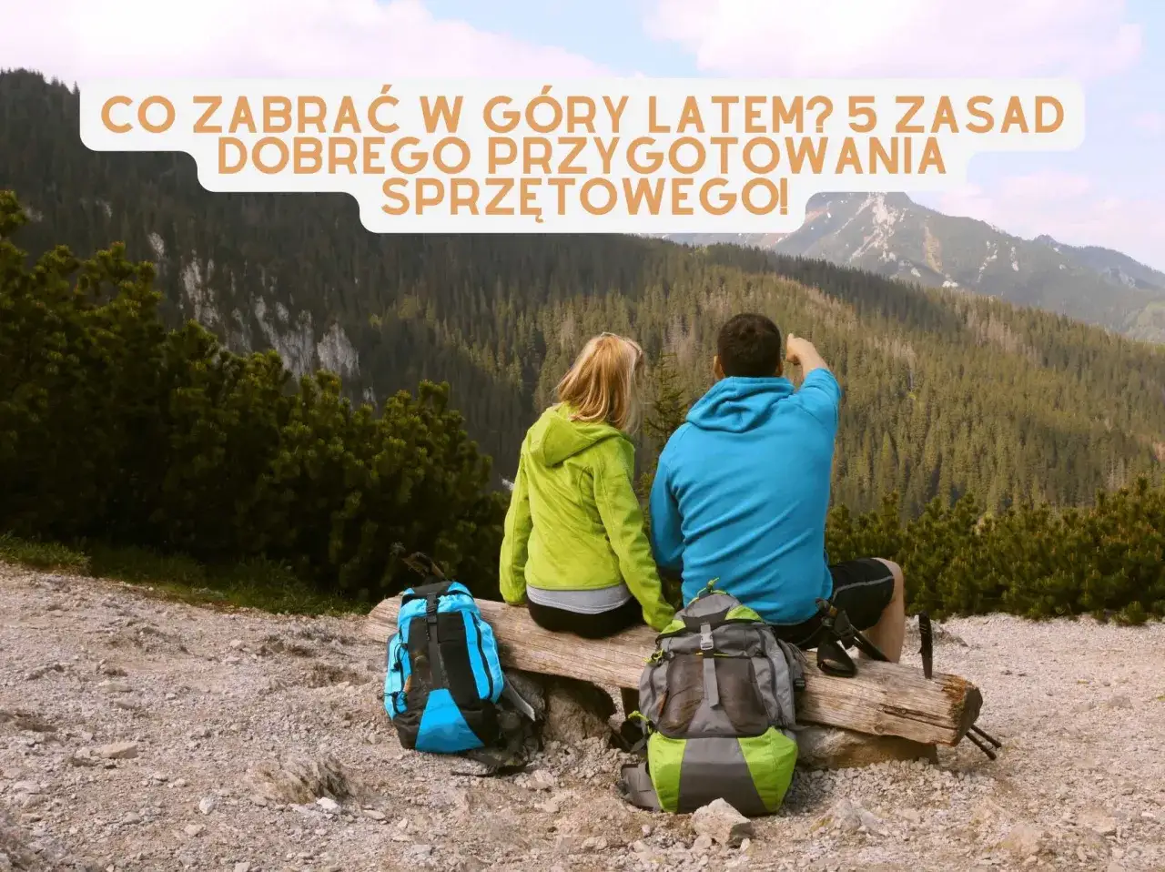 Para wybrać, co spakować w góry latem, spójrz na parę z plecakami podziwiającą krajobraz.