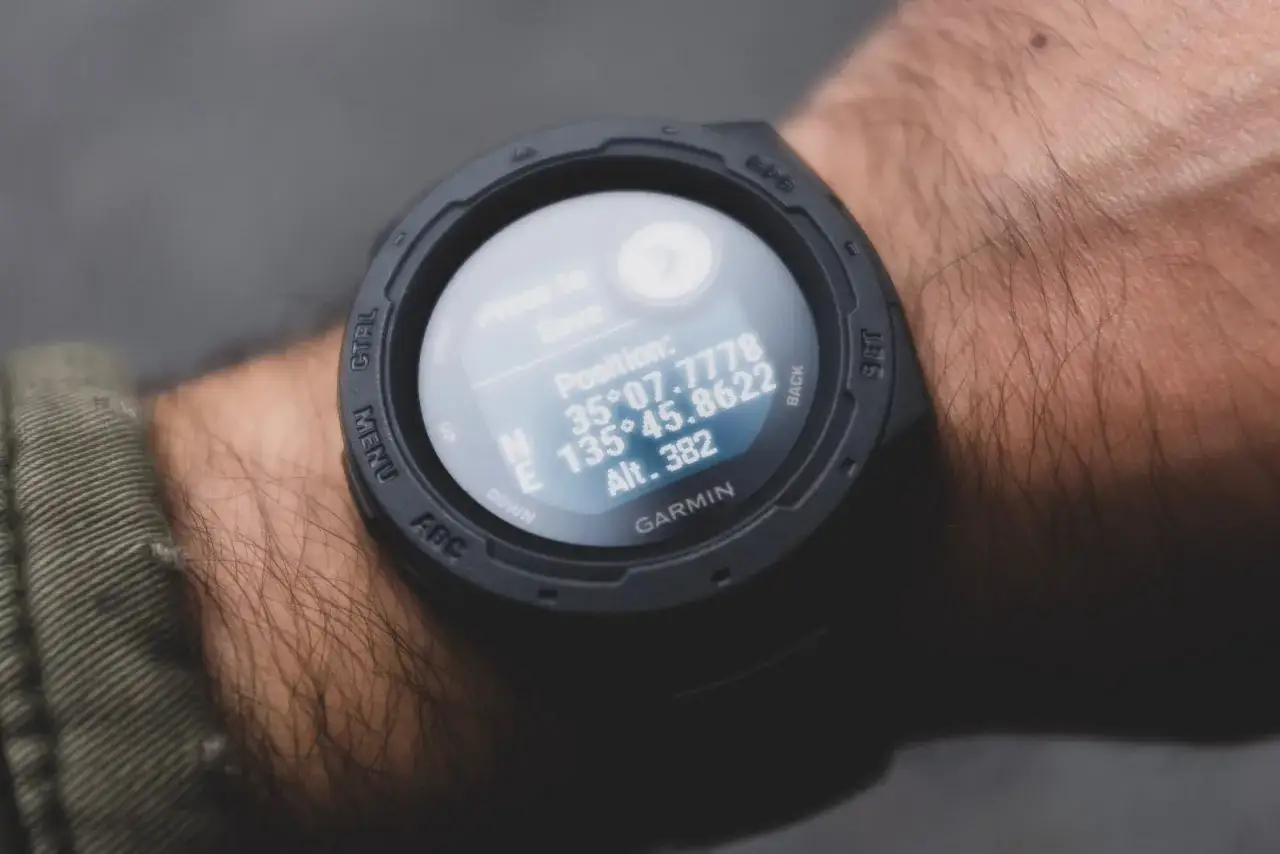 Zegarek Garmin z GPS pokazuje pozycję i wysokość, idealny jako jaki zegarek w g&oacute;ry.