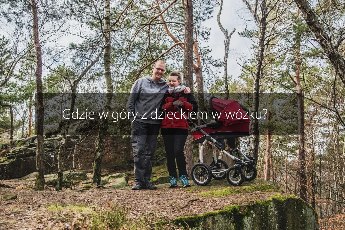 Para z wózkiem w lesie, zastanawia się, na jaki szlak w Zakopanem z dzieckiem wybrać.