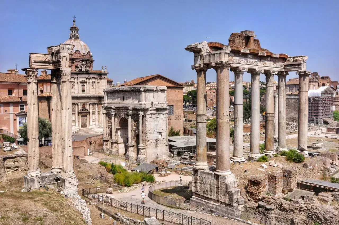 Starożytne ruiny Forum Romanum w Rzymie. Zastanawiasz się, ile kosztuje nocleg w Rzymie, by zobaczyć te cuda?