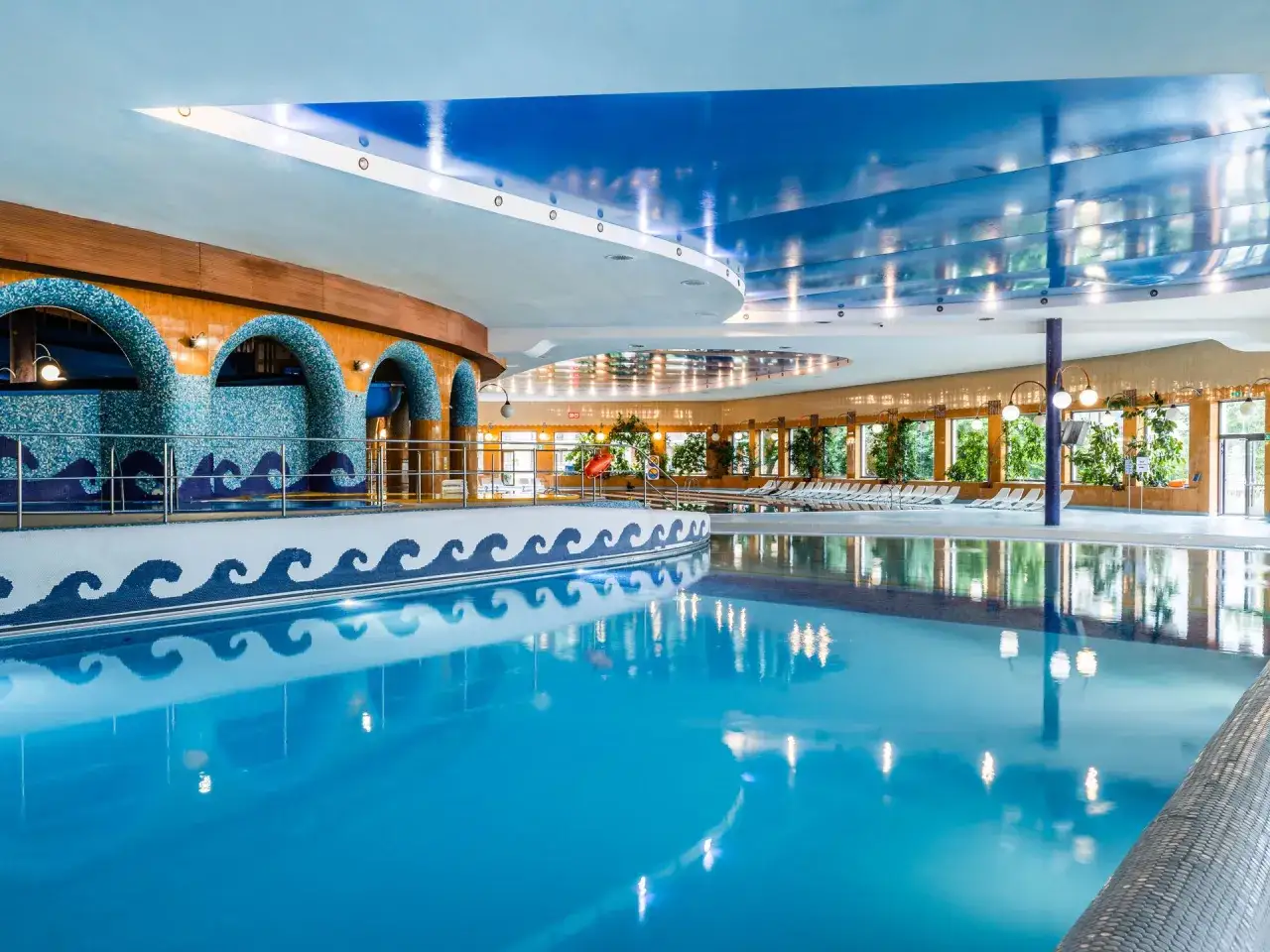 Basen w Hotelu Gołębiewski, idealne miejsce na relaks. Sprawdź, ile kosztuje nocleg w hotelu Gołębiewski i zaplanuj sw&oacute;j pobyt.