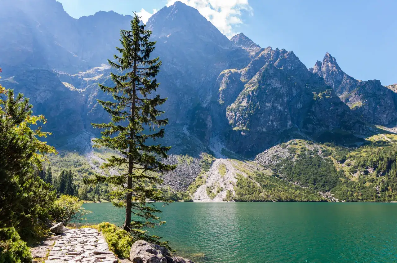 Piękne polskie g&oacute;ry, gdzie jechać latem? Jezioro Morskie Oko i majestatyczne Tatry zachwycają o każdej porze roku.