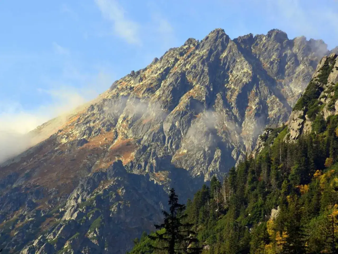 Majestatyczne Tatry, gdzie mgły unoszą się nad skalistymi zboczami, przypominają o tym, jak powstały szlaki w Tatrach – ślady ludzkiej determinacji w dzikiej przyrodzie.