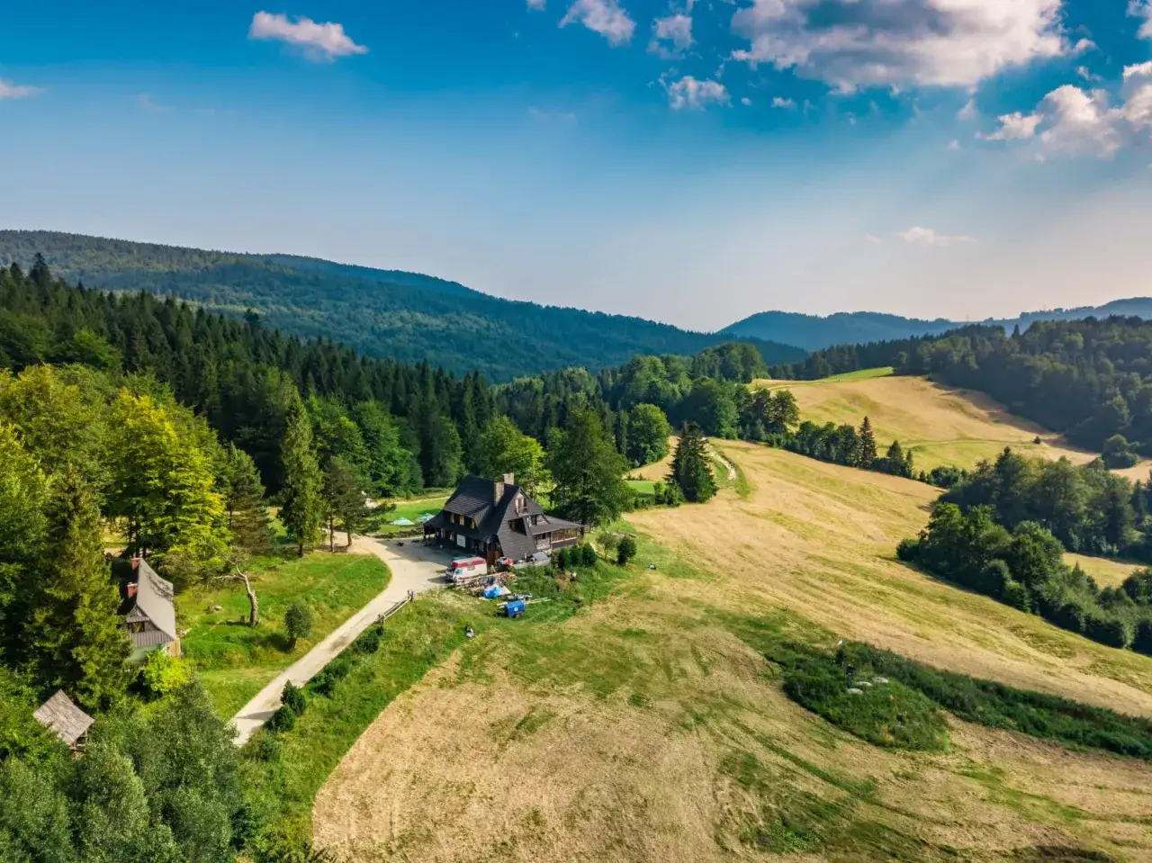 Malownicza bacówka nad Wierchomlą, otoczona lasami i wzgórzami, zaprasza do odpoczynku.