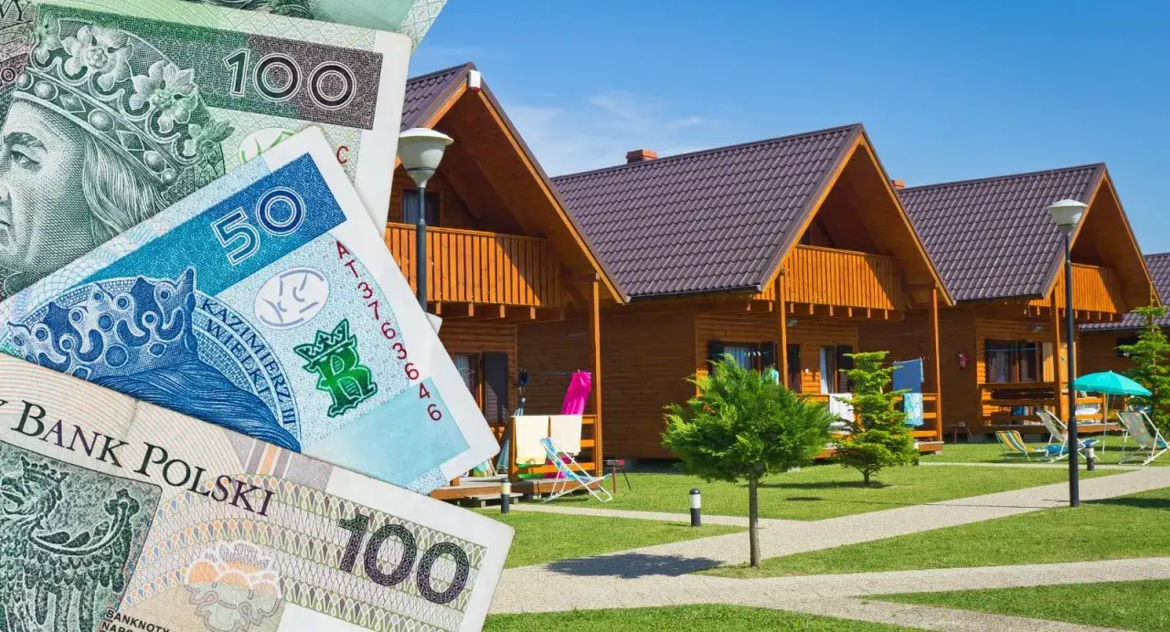 Polskie banknoty symbolizują, gdzie szukać tanich nocleg&oacute;w: drewniane domki letniskowe w słoneczny dzień.