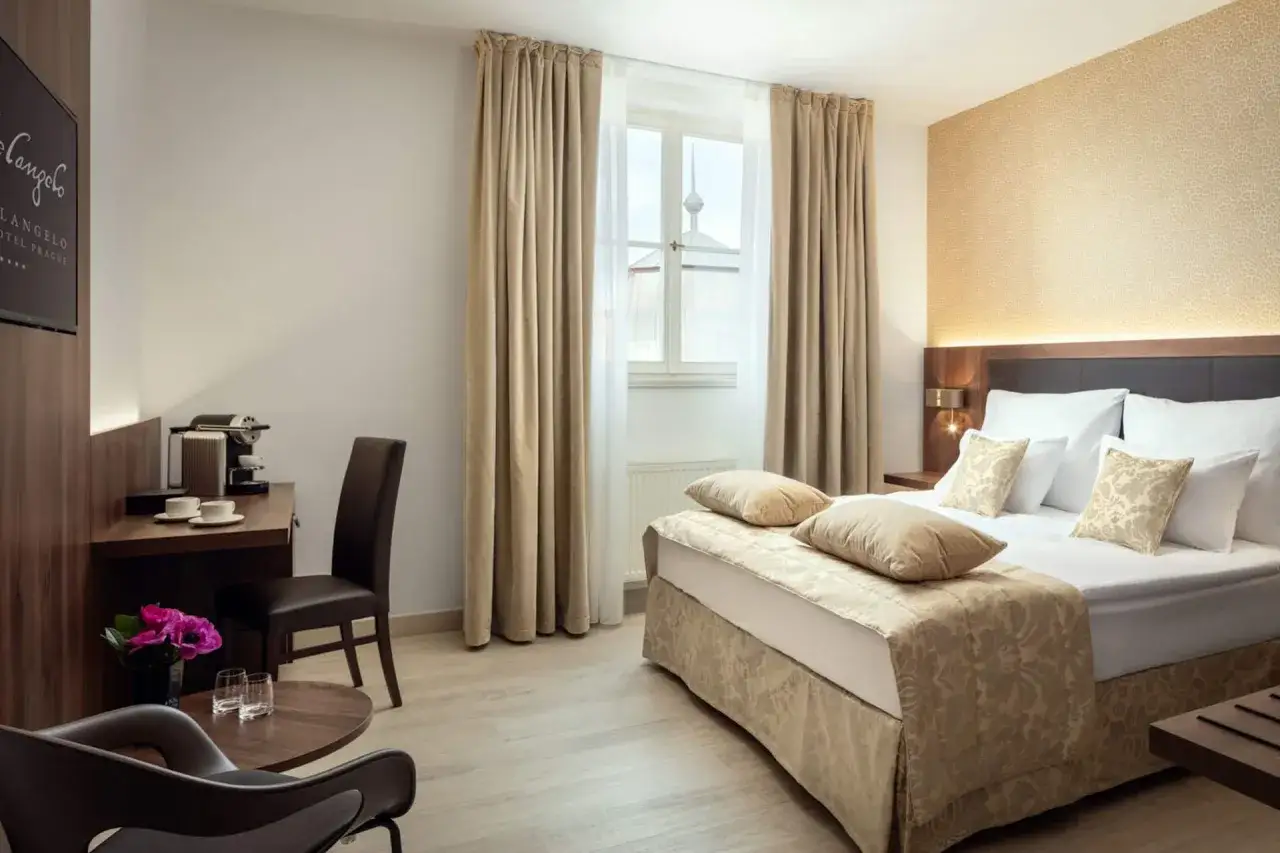Elegancki pokój hotelowy w Pradze. Zastanawiasz się, ile kosztuje nocleg w Pradze? Ten pokój oferuje komfort i styl.