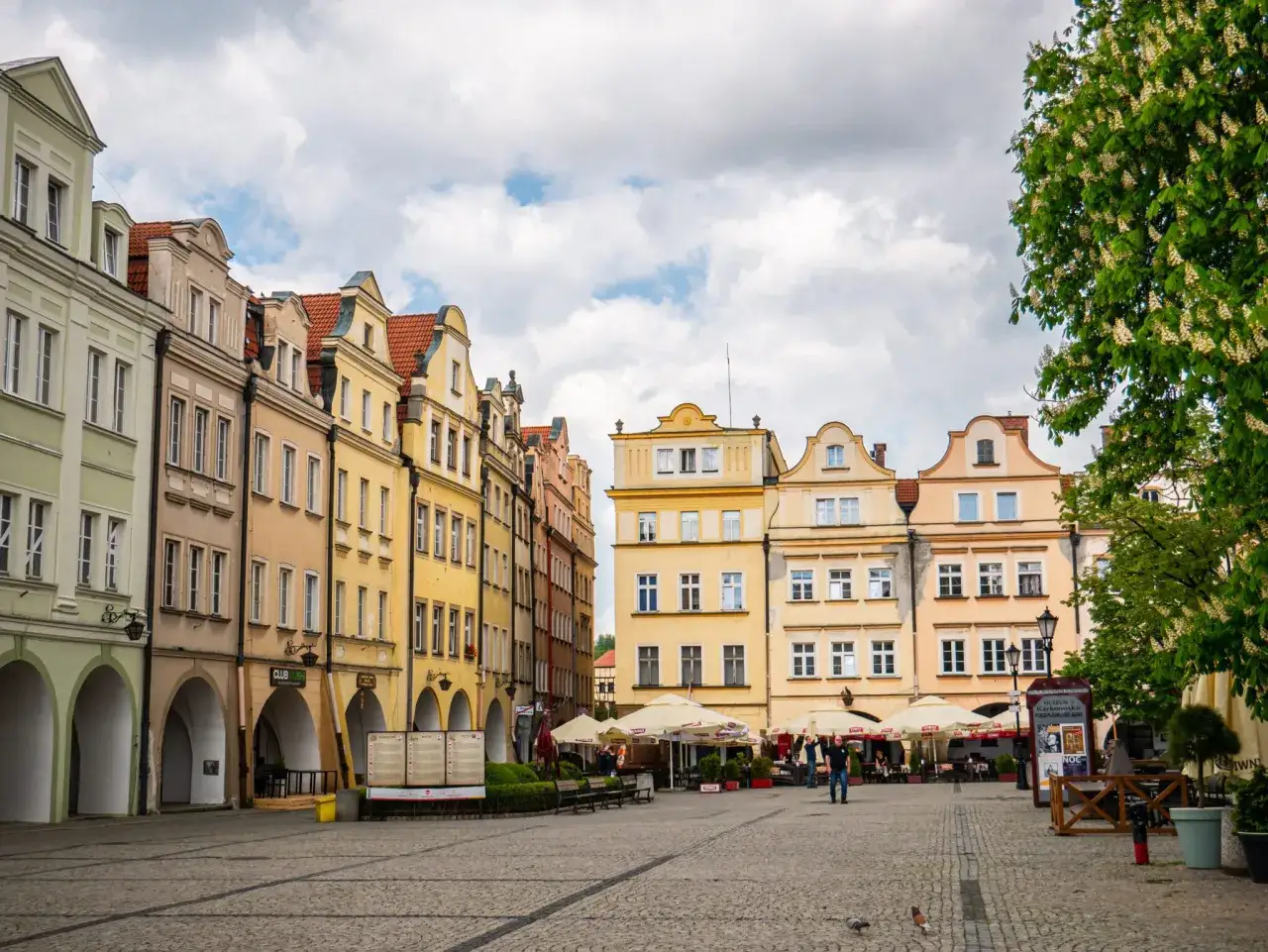 Kolorowe kamienice na rynku w Jeleniej G&oacute;rze. Warto zobaczyć te zabytki i poczuć atmosferę miasta.