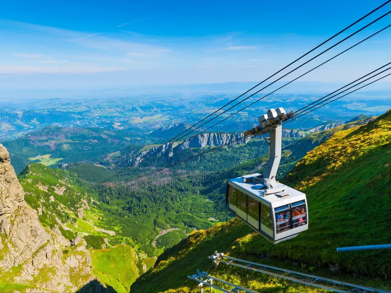 Kolejka na Kasprowy Wierch wjeżdża na szczyt, oferując zapierający dech w piersiach widok na Tatry i doliny.