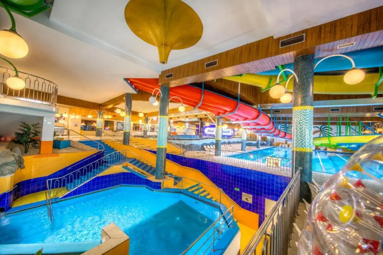 Kolorowy aquapark z basenami i zjeżdżalniami. Dowiedz się, ile kosztuje nocleg w hotelu Gołębiewski, by cieszyć się tym miejscem.